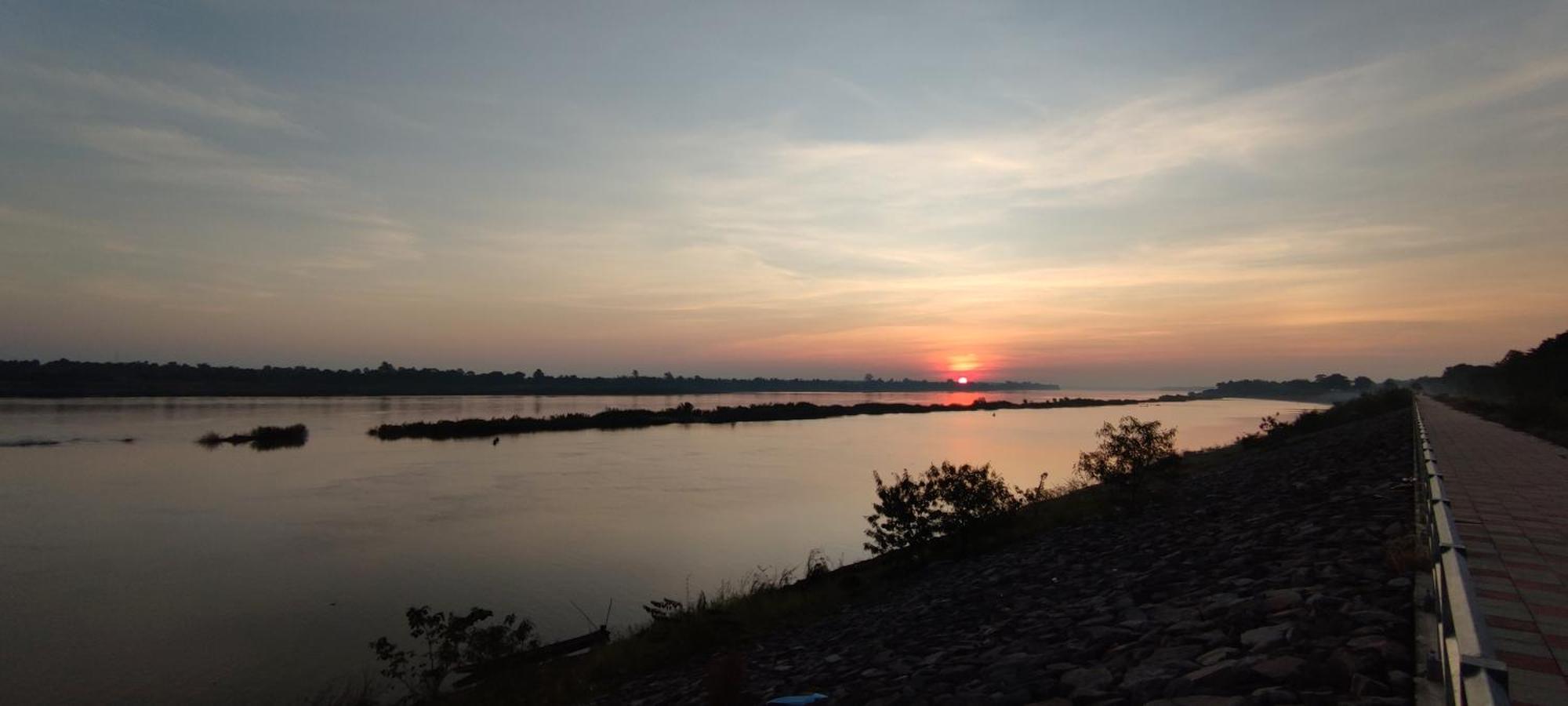 Nawiengkaeriverview Resort Mukdahan Luaran gambar