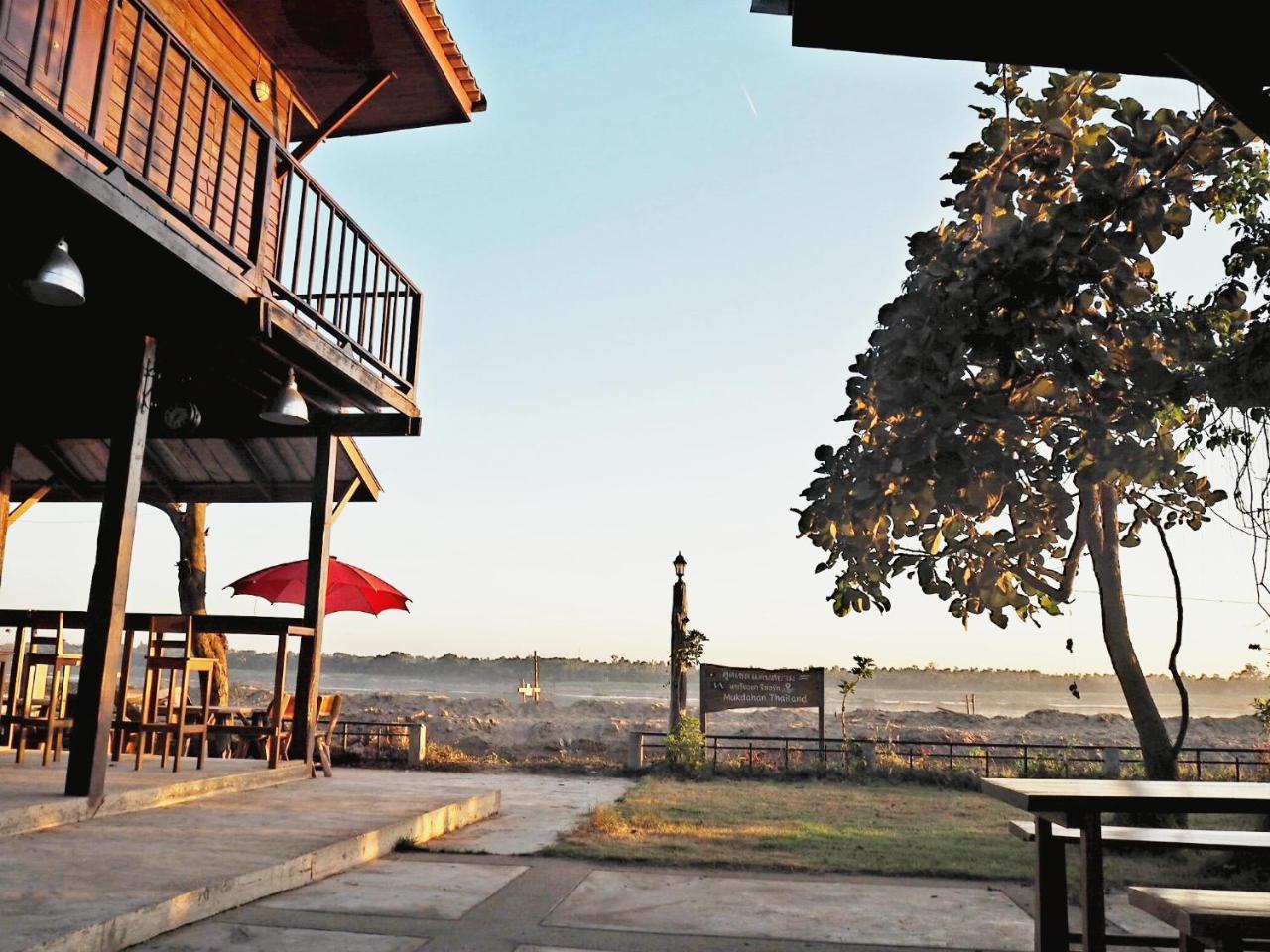 Nawiengkaeriverview Resort Mukdahan Luaran gambar